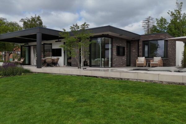 Villa aan het water droneshot