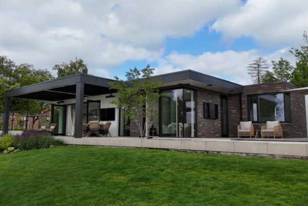 Villa aan het water gebouwd