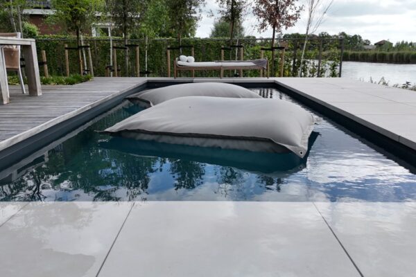 Villa aan het water met zwembad